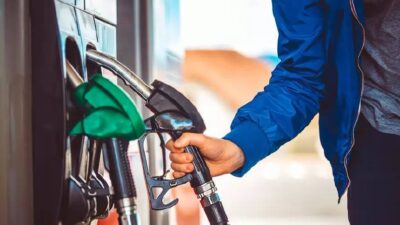 Akaryakıt fiyatlarına yeni bir zam daha geldi. Gece yarısından itibaren