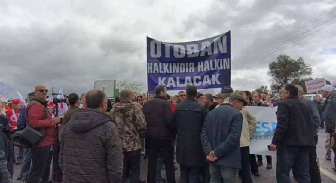 İzmir’de otoyolların özelleştirilmesine karşı yarımada ilçelerinde yaşayan vatandaşlar eylem yaptı.