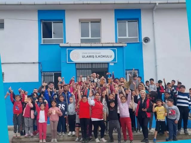 “ÇOCUKLAR HASTA OLUYOR” Ulamış İlkokulu’nda veliler, çam ağaçlarında bulunan kese