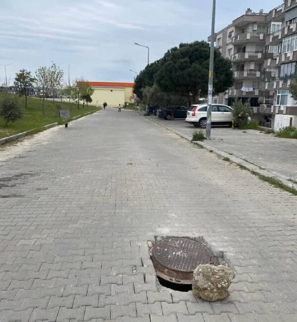 Belediye müdahale etmeyince vatandaş taş koyarak çözüm bulmaya çalışmış. Vatandaş