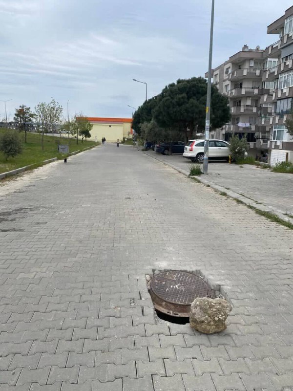 Belediye müdahale etmeyince vatandaş taş koyarak çözüm bulmaya çalışmış. Vatandaş