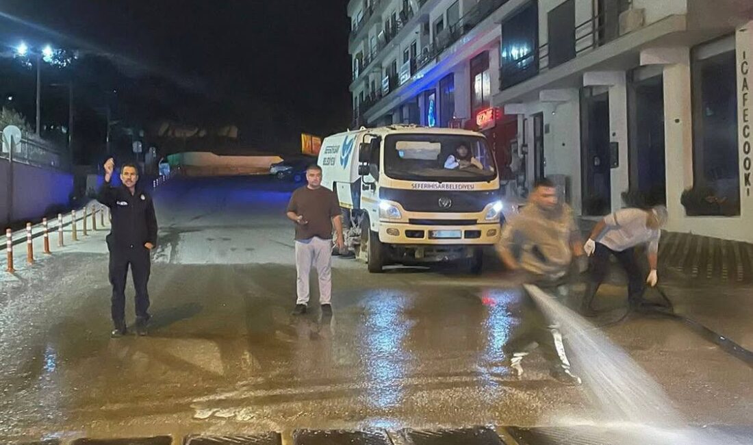 BELEDİYEDEN GECE GÖSTERİSİ! Seferihisar’da gece saatlerinde belediye ekiplerinin çarşı merkezinde
