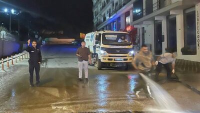 BELEDİYEDEN GECE GÖSTERİSİ! Seferihisar’da gece saatlerinde belediye ekiplerinin çarşı merkezinde