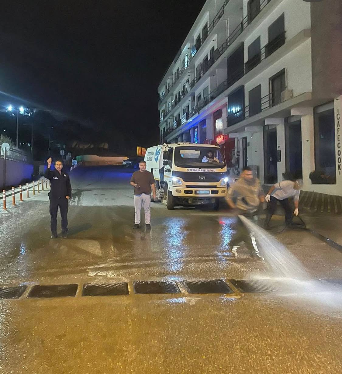 BELEDİYEDEN GECE GÖSTERİSİ! Seferihisar’da gece saatlerinde belediye ekiplerinin çarşı merkezinde