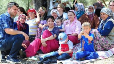 Seferihisar’ın Beyler Köyü’nde her yıl geleneksel olarak düzenlenen Hıdırellez Şenliği