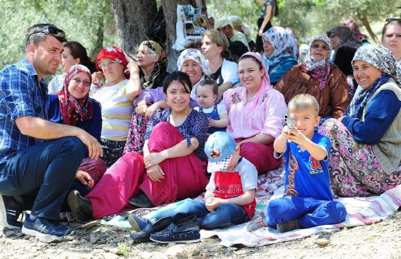 Seferihisar’ın Beyler Köyü’nde her yıl geleneksel olarak düzenlenen Hıdırellez Şenliği