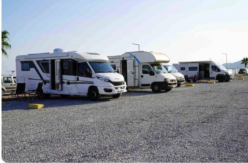 Seferihisar Belediyesi tarafından işletilen Doğanbey Sakız Ağacı mevkiindeki karavan parkıyla